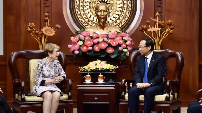 Секретарь Парткома города Нгуен Ван Нэн и Губернатор штата Новый Южный Уэльс Маргарет Бизли. Фото: ВИА