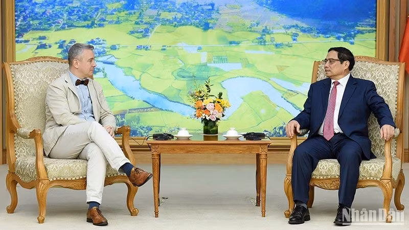 Премьер-министр Фам Минь Тьинь и Посол Бельгии во Вьетнаме Карл Ван Ден Босше. 