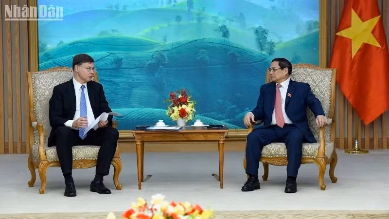 Премьер-министр Фам Минь Тьинь и Зампредседателя ЕК, комиссар ЕС по вопросам торговли Валдис Домбровскис. Фото: Чан Хай