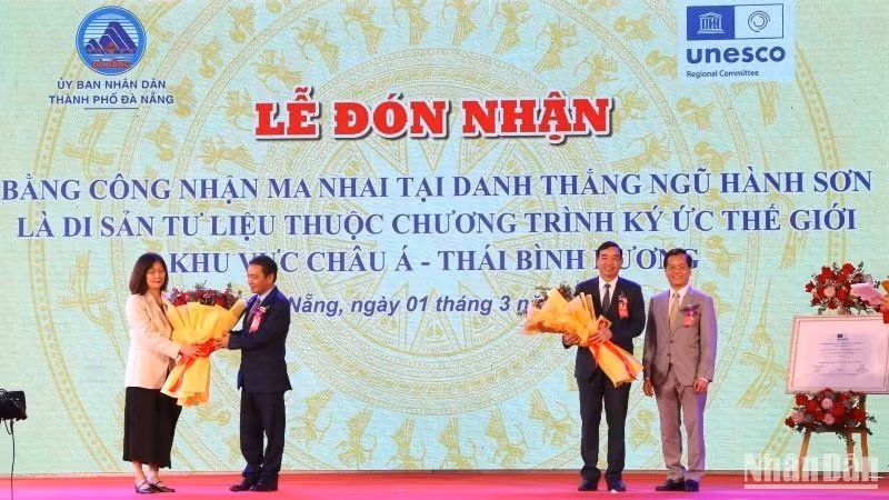 Церемония получения сертификата о признании надписей на достопримечательности Нгуханьшон объектом документального наследия. 