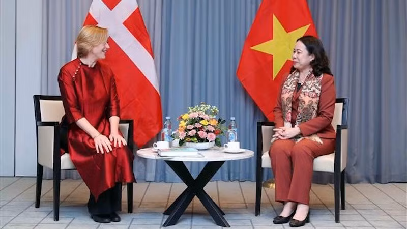 Вице-президент Во Тхи Ань Суан и Председатель Общества датско-вьетнамской дружбы Трине Глю Доан. Фото: ВИА