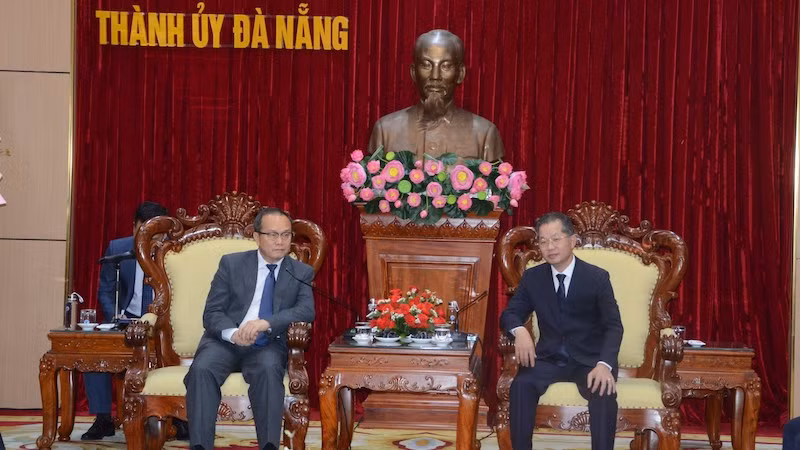 Секретарь Парткома Дананга Нгуен Ван Куанг и Генеральный консул Лаоса в Дананге Суфань Хадаохуонг. Фото: ВИА