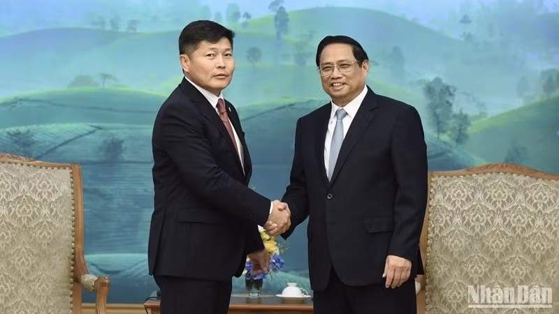 Премьер-министр Фам Минь Тьинь и Министр юстиции и внутренних дел Монголии Хишгээгийн Нямбаатар. Фото: Чан Хай 