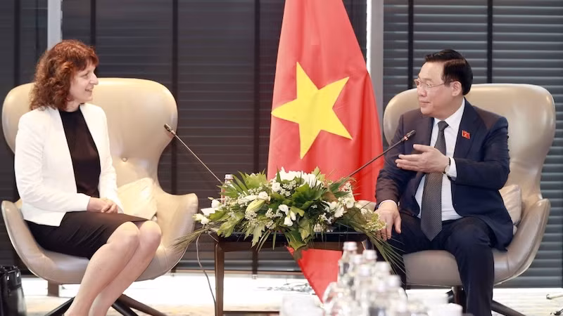 Председатель НС Выонг Динь Хюэ и управляющий директор датской компании DSV в Болгарии Красимира Вандева. Фото: ВИА