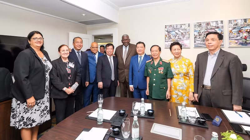 Председатель Национальной ассамблеи народной власти Кубы Эстебан Ласо Эрнандес (5-й справа) и члены СОДВ и Общества вьетнамско-кубинской дружбы. Фото: СОДВ