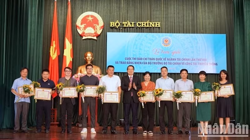 Вручение похвальных грамот Министра финансов частным лицам, внесшим большой вклад в информационно-пропагандистскую работу Министерства финансов в сфере государственного управления.