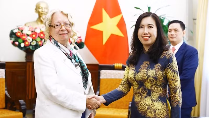 Замминистра иностранных дел Ле Тхи Тху Ханг и Генеральный директор Отделения ООН в Женеве Татьяна Валовая. Фото: ВИА