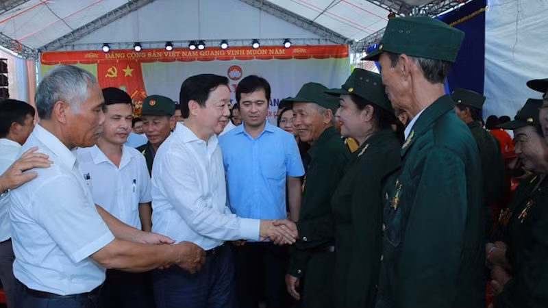 Вице-премьер Чан Хонг Ха и жители деревни Хачиеу. Фото: VGP