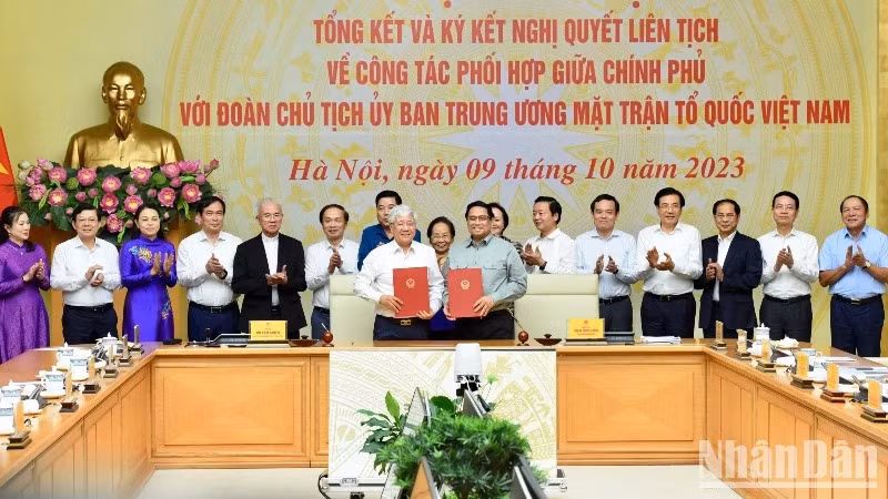 Премьер-министр Фам Минь Тьинь и Председатель ЦК ОФВ До Ван Тьиен подписали Совместную резолюцию о координации работы между Правительством и Президиумом ЦК ОФВ. Фото: Чан Хай