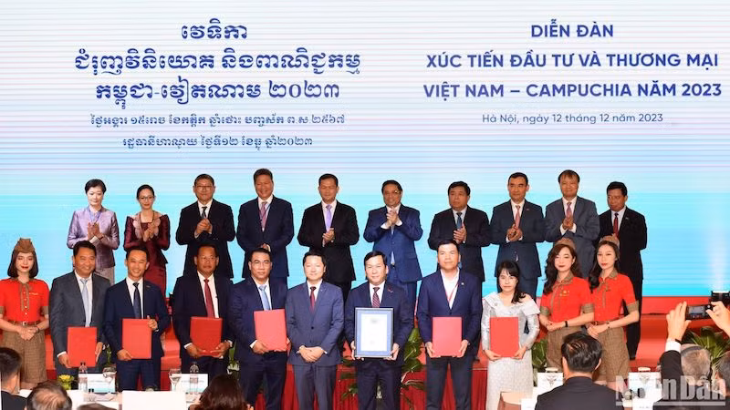Премьер-министр Фам Минь Тьинь и Премьер-министр Камбоджи Хун Манет на церемонии подписания документов о сотрудничестве между двумя сторонами. Фото: Чан Хай