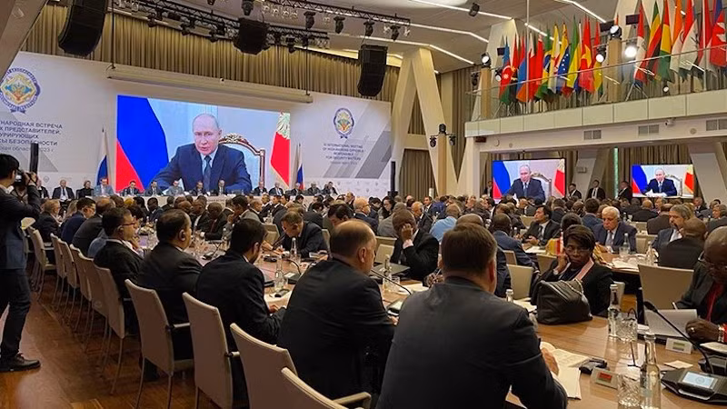 Президент России Владимир Путин выступает с видеообращением к участникам встречи.