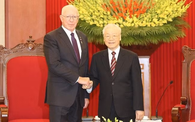 Генеральный секретарь ЦК КПВ Нгуен Фу Чонг и Генерал-губернатор Австралии Дэвид Херли. Фото: ВИА
