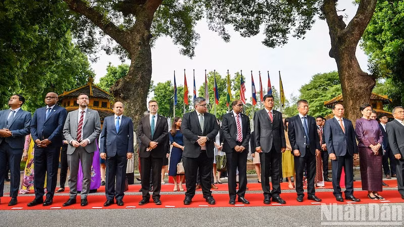 Представители стран-членов АСЕАН и делегаты на церемонии. Фото: Тхань Дат