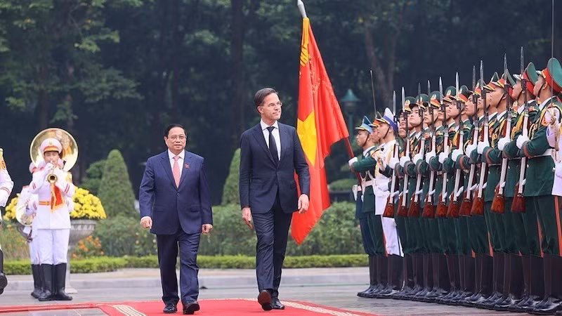 Премьер-министр Фам Минь Тьинь и Премьер-министр Нидерландов Марк Рютте обходят строй почетного караула. Фото: ВИА