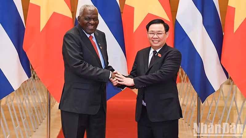 Председатель НС Выонг Динь Хюэ и Председатель НАНВ Кубы Эстебан Ласо Эрнандес. Фото: Зюи Линь