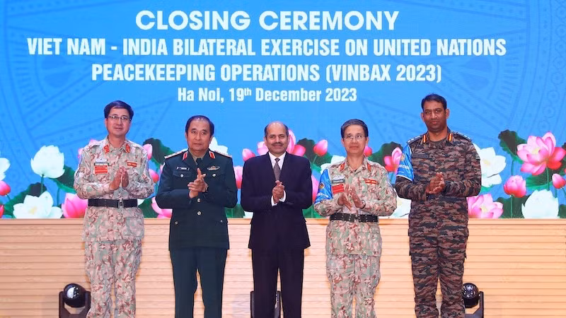 Представители делегаций армий двух стран на церемонии закрытия учений. Фото: ВИА