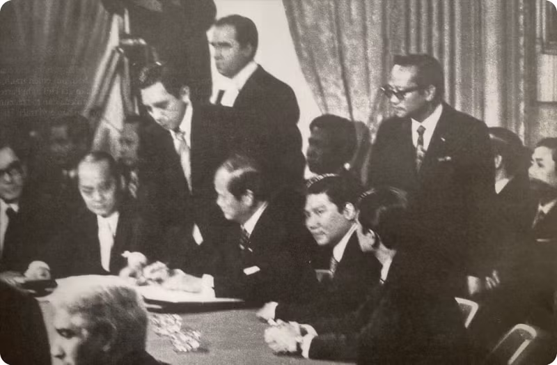 Министр иностранных дел Чан Ван Лам, представитель Правительства Республики Вьетнам, подписывает Парижские соглашения. Министр иностранных дел Чан Ван Лам, представитель Правительства Республики Вьетнам, подписывает Парижские соглашения.