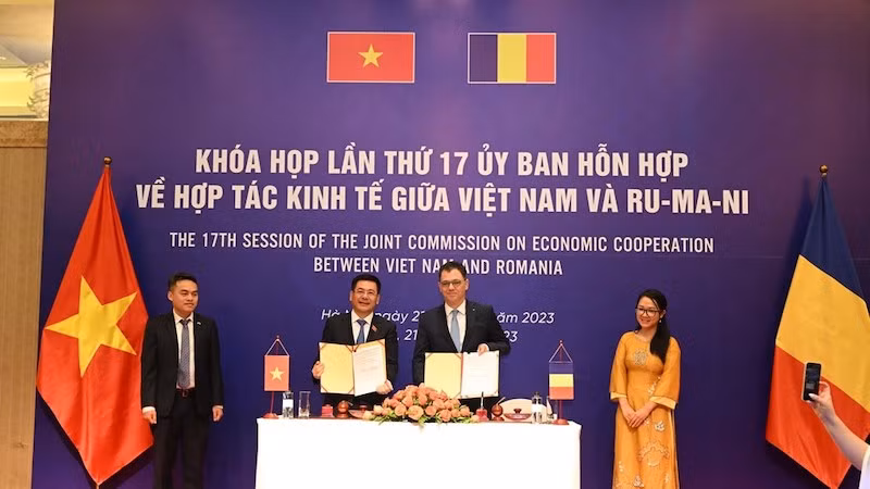 Министр промышленности и торговли Вьетнама Нгуен Хонг Зиен и Министр экономики, предпринимательства и туризма Румынии Штефан-Раду Опря подписали меморандум о взаимопонимании. Фото: Министерство промышленности и торговли Вьетнама