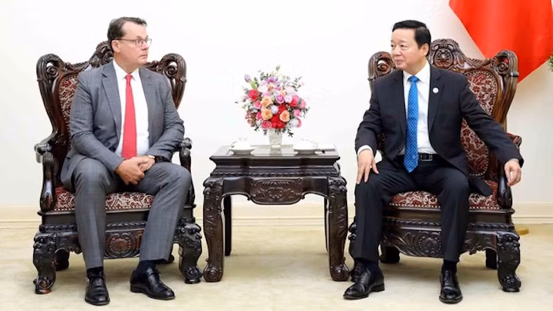 Вице-премьер Чан Хонг Ха и главный глобальный стратег, генеральный директор японской энергетической компании JERA Стивен Уинн. Фото: VGP