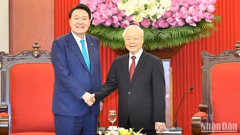 Генеральный секретарь ЦК КПВ Нгуен Фу Чонг и Президент РК Юн Сок Ёль.