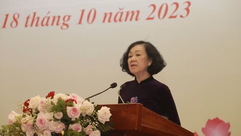Товарищ Чыонг Тхи Май выступает на встрече.
