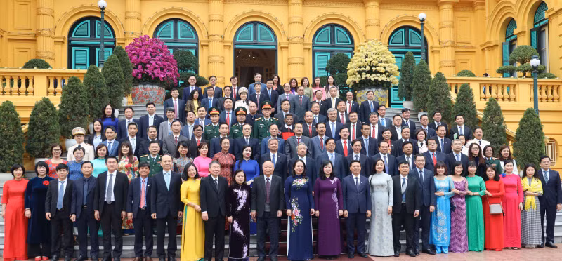 И.о. Президента Во Тхи Ань Суан и выдающиеся медицинские работники. Фото: vpctn.gov.vn