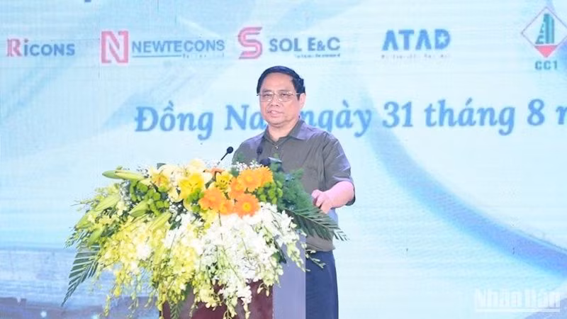 Премьер-министр Фам Минь Тьинь выступает на церемонии. 