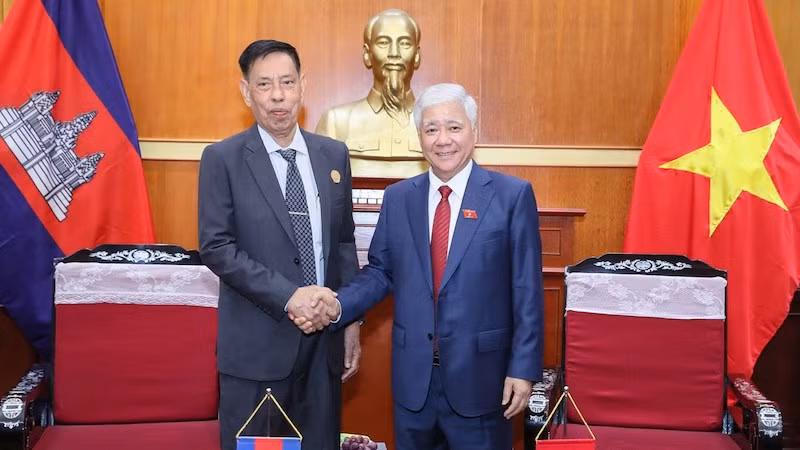 Председатель ЦК ОФВ До Ван Тьиен и Зампредседателя, Генеральный секретарь НС ФСРОК Нхем Вали. Фото: daidoanket.vn 