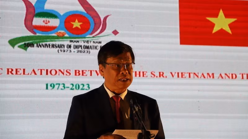 Посол Вьетнама в Иране Лыонг Куок Хюи выступает на церемонии, посвященной 50-летию установления дипломатических отношений между Вьетнамом и Ираном. Фото: ВИА