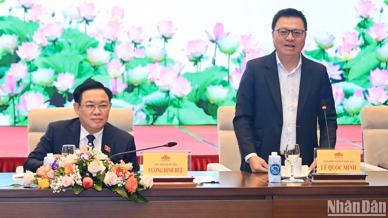 Главный редактор газеты «Нянзан», Председатель Союза журналистов Вьетнама Ле Куок Минь выступает на встрече. Фото: Зюи Линь