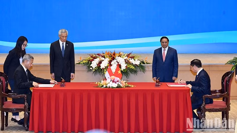 Оба Премьер-министра на церемонии подписания документов между двумя странами. Фото: Чан Хай