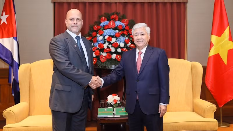 Председатель ЦК Отечественного фронта Вьетнама До Ван Тьиен и Председатель Комитета защиты революции Кубы Херардо Эрнандес Нордело. Фото: daidoanket.vn