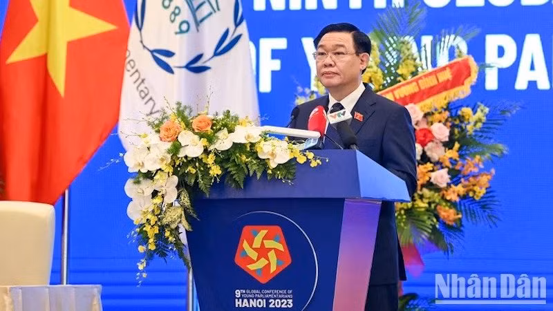 Председатель НС Выонг Динь Хюэ выступает на открытии конференции. Фото: Зюи Линь