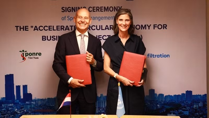 Посол Нидерландов во Вьетнаме Кес ван Баар и глава представительства ПРООН во Вьетнаме Рамла Халиди.