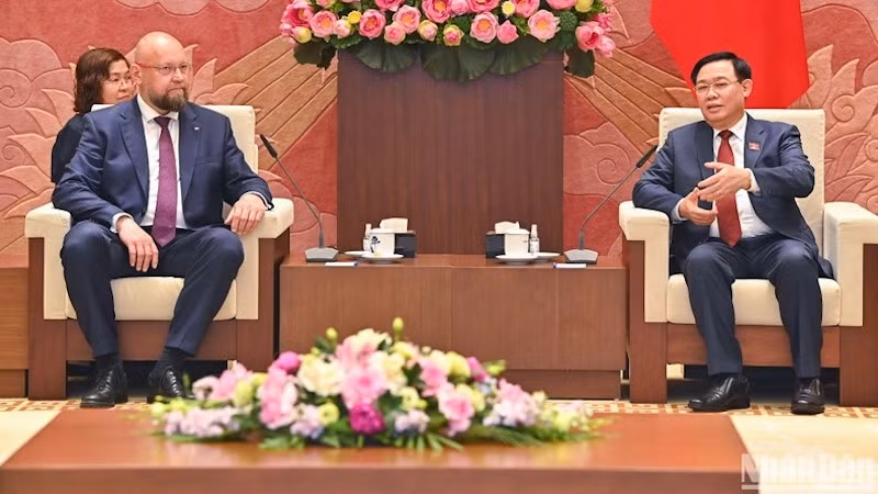 Председатель НС Выонг Динь Хюэ и Зампредседателя Палаты депутатов Чехии Ян Бартошек. Фото: Зюи Линь