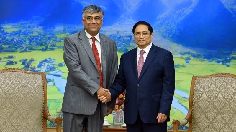 Премьер-министр Фам Минь Тьинь и Заместитель директора Азиатско-Тихоокеанского департамента МВФ Санджай Пант. Фото: Чан Хай