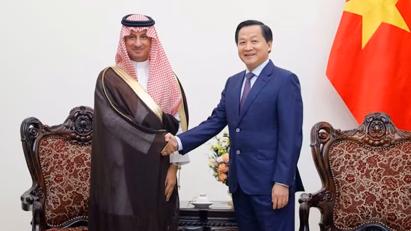 Вице-премьер Ле Минь Кхай и Министр туризма Саудовской Аравии Ахмед бин Акил Аль-Хатиб. Фото: VGP