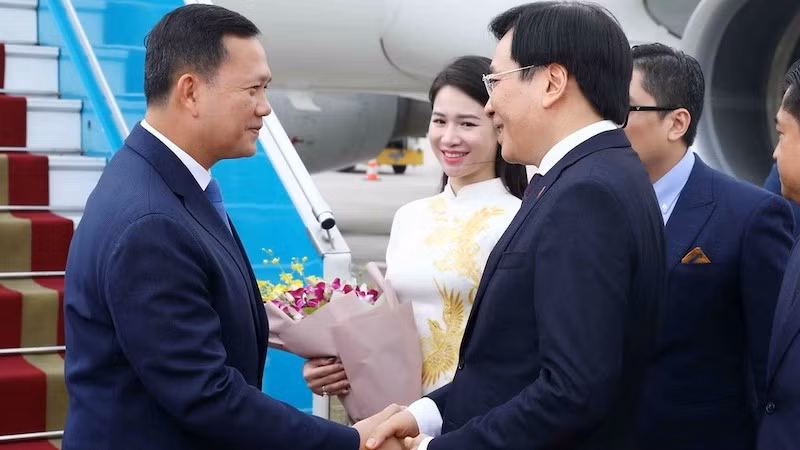 Заведующий Канцелярией Правительства Чан Ван Шон встречает Премьер-министра Камбоджи Хун Манета в аэропорту Нойбай. Фото: ВИА