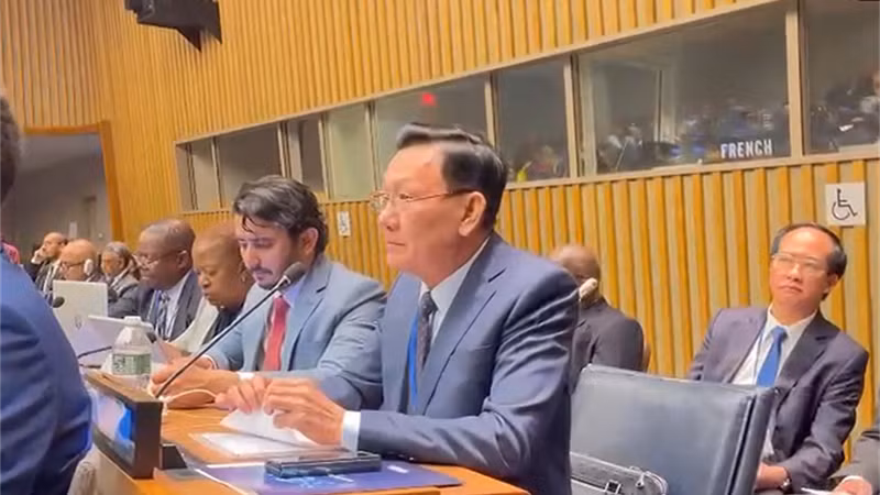 Начальник Департамента внутренней безопасности генерал-майор Фам Нгок Вьет выступает на конференции. 