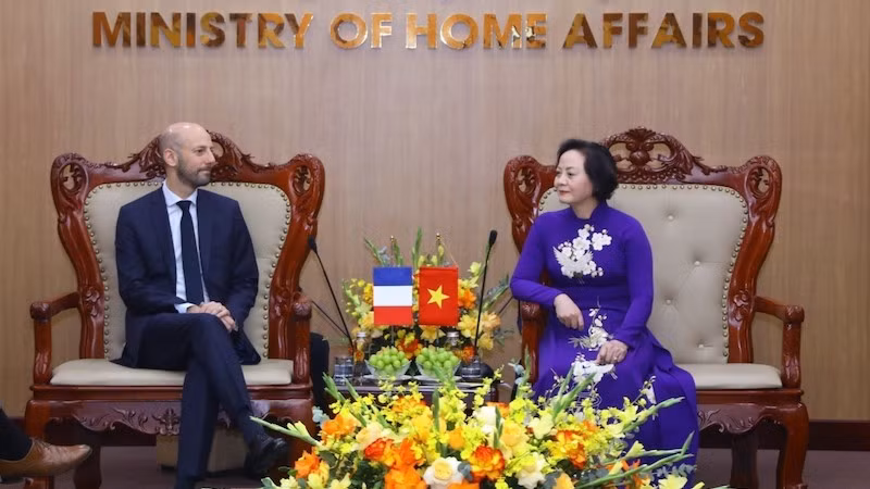 Замглавы Организационного отдела ЦК КПВ, Министр внутренних дел Фам Тхи Тхань Ча и Министр трансформации государственного сектора и государственной службы Франции Станислас Герини. Фото: ВИА