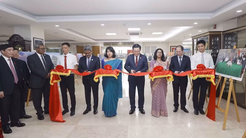 Церемония открытия фотовыставки, посвященной 50-летию отношений традиционной дружбы и сотрудничества между Вьетнамом и Бангладеш. Фото: ВИА