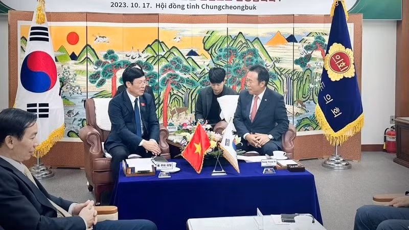 Руководитель провинции Чхунбук принимает рабочую делегацию провинции Виньфук.