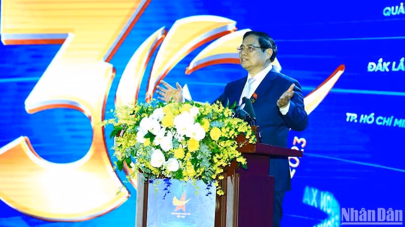 Премьер-министр Фам Минь Тьинь выступает на церемонии. Фото: Чан Хай