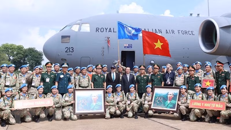 Президент Во Ван Тхыонг и силы, участвующие в миротворческой деятельности ООН. Фото: ВИА