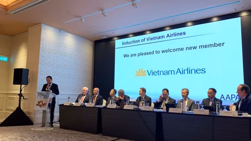 Генеральный директор Vietnam Airlines Ле Хонг Ха выступает на мероприятии. Фото: ВИА