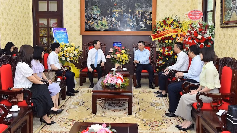 Главный редактор Ле Куок Минь принимает Министра науки и технологий Хюинь Тхань Дата.