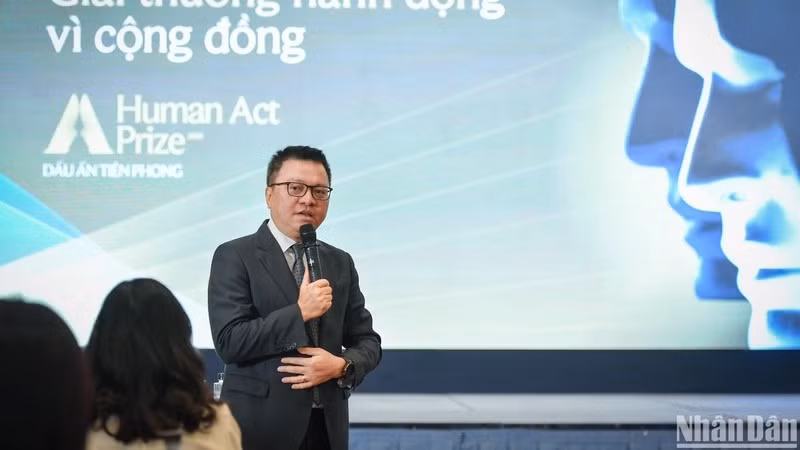 Товарищ Ле Куок Минь отвечает на вопросы корреспондентов. Фото: Тхань Дат