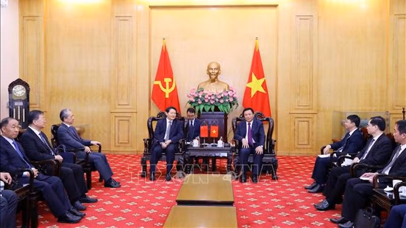 Товарищ Нгуен Суан Тханг принимает делегацию Национального исследовательского комитета по партийному строительству Китая. Фото: ВИА