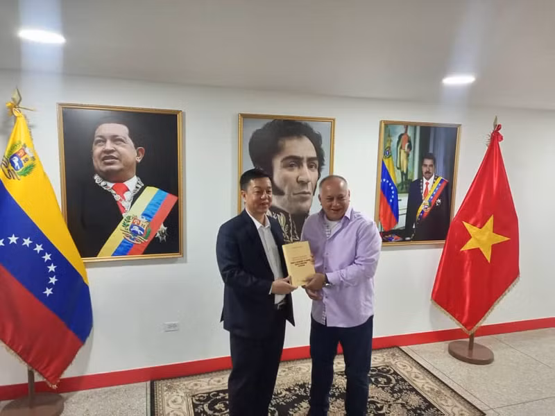 Товарищ Ву Чонг Лам дарит товарищу Диосдадо Кабельо Рондону книгу Генерального секретаря ЦК КПВ «Некоторые теоретические и практические вопросы о социализме и пути к социализму во Вьетнаме». Фото: tapchicongsan.org.vn