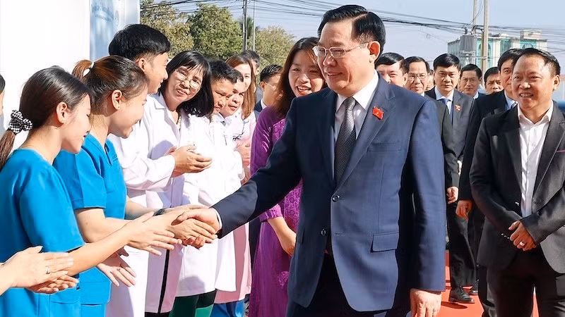 Председатель НС Выонг Динь Хюэ и врачи, сотрудники больницы «La Vie». Фото: ВИА Председатель НС Выонг Динь Хюэ и врачи, сотрудники больницы «La Vie». Фото: ВИА